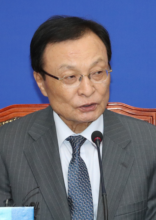 이해찬 더불어민주당 대표가 9일 오후 국회 당대표실에서 열린 방북단·방미특사단 합동 기자간담회에서 방북 소감을 말하고 있다.  연합뉴스