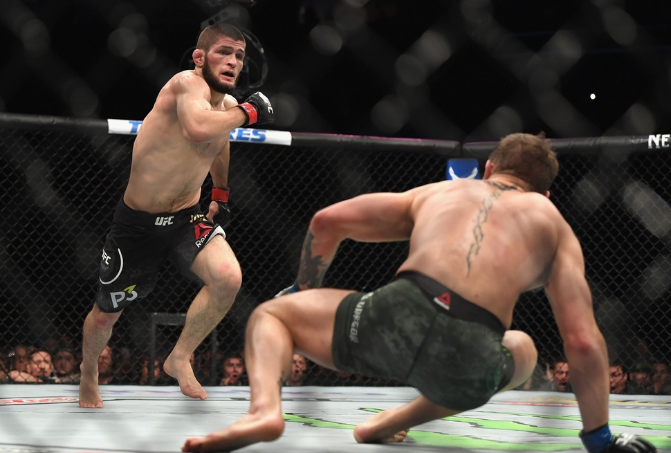 7일(한국시각) 미국 라스베이거스 티모빌 아레나에서 열린 유에프시(UFC) 229 경기에서 러시아의 하빕 누르마고메도프(왼쪽)가 코너 맥그리거를 공격하고 있다. 라스베이거스/AFP 연합뉴스