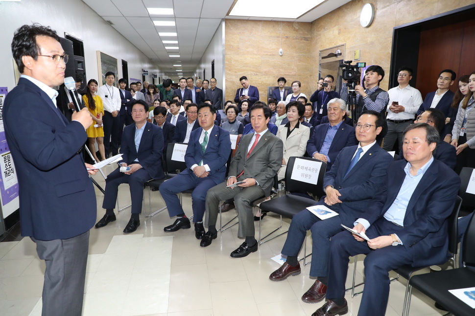 안민석 국회 문화체육관광위원장이 10일 국회에서 열린 '문화샛길'개관식에서 인사말을 하고 있다. 연합뉴스