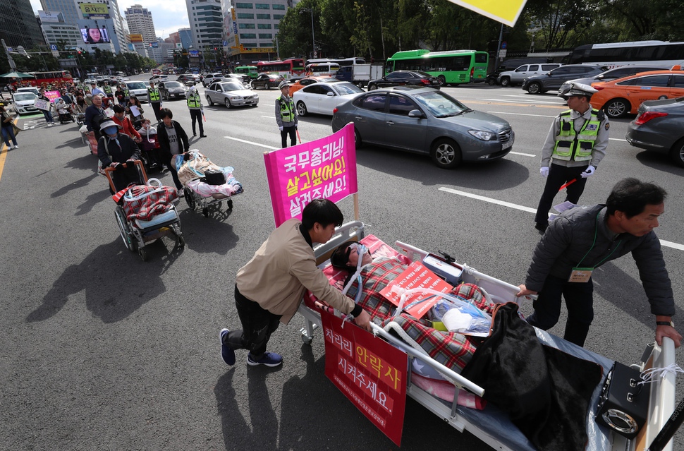 고위험 희귀난치 근육장애인생존권 보장연대 회원들이 10일 오후 서울 중구 태평로 덕수궁 대한문 앞에서 `중증장애인 활동지원 24시간 지원'과 `활동지원사 휴게시간 특종업종 지정' 등을 요구하며 청와대 앞까지 행진하고 있다. 강창광 기자 chang@hani.co.kr