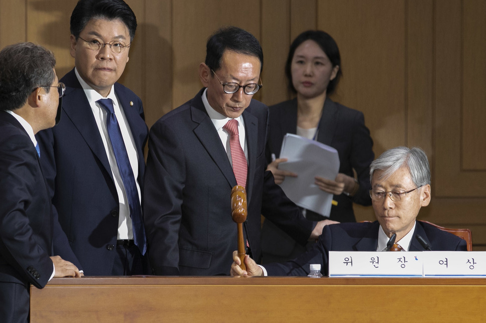 대법원에 대한 국회 법제사법위원회의 국정감사가 열린 10일 오전 서울 서초구 대법원에서 자유한국당 의원들이 국감장을 떠나 파행되자, 여상규 위원장이 정회를 알리며 의사봉을 두드리고 있다. 자유한국당 의원들은 의사진행발언을 통해 김명수 대법원장을 증인으로 세워야 한다고 주장했다. 김성광 기자flysg2@hani.co.kr