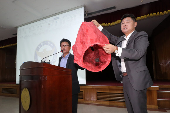 9일 오전 경기 고양경찰서에서 장종익 형사과장(왼쪽)이 고양 저유소 화재사건과 관련된 풍등과 동일한 제품을 공개하며 수사결과를 발표하고 있다. 연합뉴스