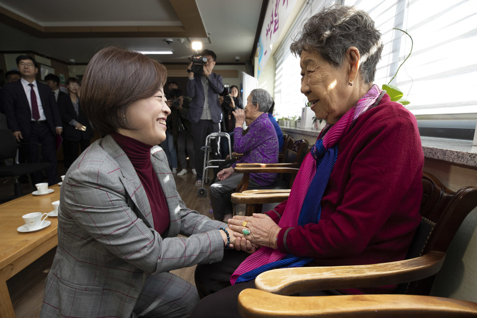 진선미 여성가족부 장관이 11일 오전 경기도 광주시 ‘나눔의 집’을 방문해 일본군 위안부 피해자 강일출 할머니를 만나 인사를 나누고 있다. 광주/김성광 기자