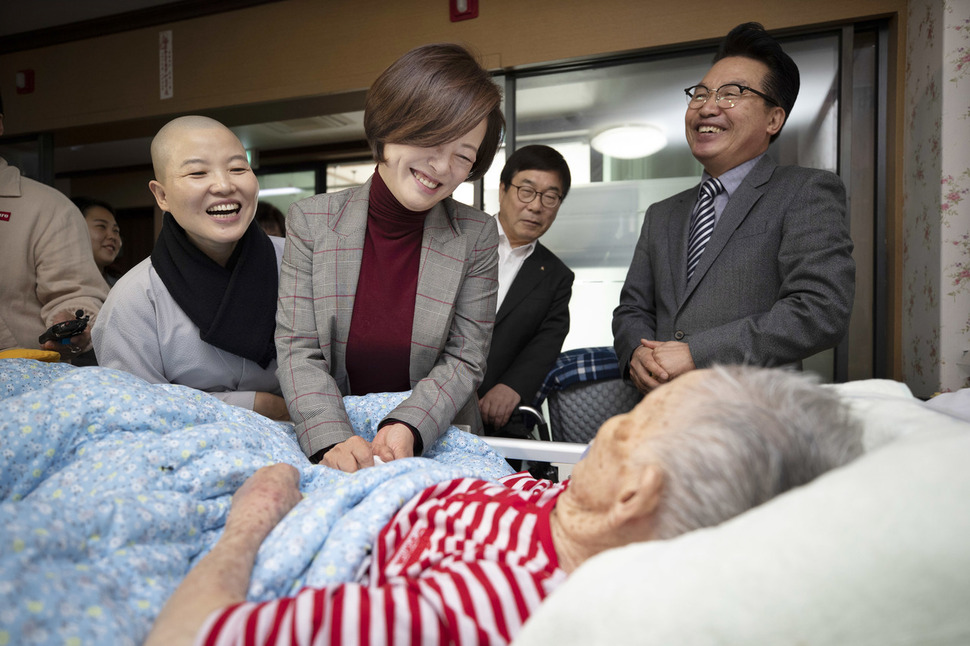 진선미 여성가족부 장관이 11일 오전 경기도 광주시 ‘나눔의 집’을 방문해 일본군 위안부 피해 할머니 중 최고령자인 정복수 할머니(103)를 만나고 있다. 광주/김성광 기자