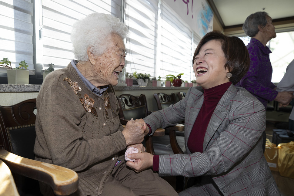 진선미 여성가족부 장관이 11일 오전 경기도 광주시 ‘나눔의 집’을 방문해 일본군 위안부 피해자 이옥선 할머니를 만나고 있다. 광주/김성광 기자