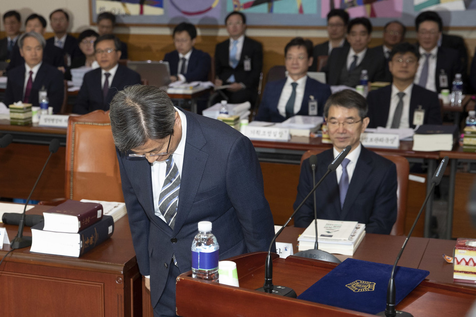 10일 오전 서울 서초구 대법원에서 열린 국회 법제사법위원회의 대법원 국정감사에서 김명수 대법원장이 인사말을 하기 앞서 인사하고 있다. 김성광 기자 flysg2@hani.co.kr