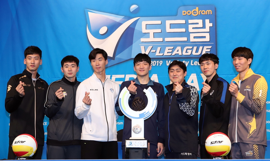 11일 서울 강남구 청담동 리베라호텔에서 열린 2018-2019 프로배구 V리그 남자부 미디어데이에서 각 팀 대표선수들이 기념촬영을 하고 있다. 왼쪽부터 송명근(OK저축은행), 노재욱(한국전력), 박철우(삼성화재), 정지석(대한항공), 유광우(우리카드), 전광인(현대캐피탈), 황택의(KB손해보험).  연합뉴스