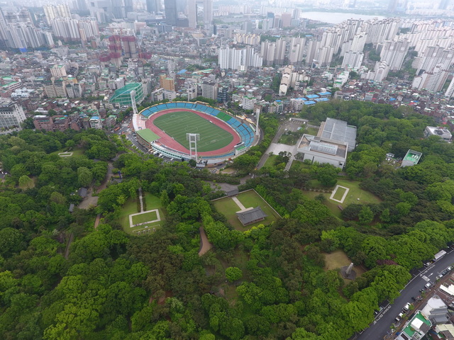 서울 용산구 효창공원 전경. 백범 김구와 삼의사의 묘 앞에 효창운동장이 들어서 있다. 효창운동장 옆의 큰 건물이 백범기념관, 바로 그 옆이 백범 묘역이다. 백범 묘역 왼쪽에 의열사, 삼의사 묘가 나란히 자리하고 있다. 백범 묘역 뒤편 양쪽에 반공기념탑과 대한노인회 건물이 보인다. 김봉규 선임기자 bong9@hani.co.kr