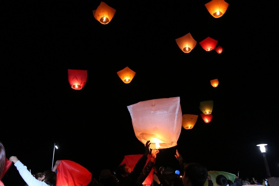 지난해 전북 진안군 홍삼축제에서 사용된 풍등의 모습. 화재 위험이 크다는 지적이 일자 올해는 풍등이 아닌 엘이디 풍선을 띄우기로 했다. 진안군 제공