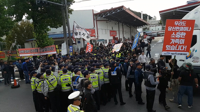 코카콜라 광주공장 운송 노동자들이 지난달 12일 밤 휴대전화로 해고된 뒤 해고철회와 운송비 현실화를 요구하고 있다. 화물연대 광주지부 제공