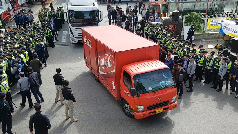 코카콜라 광주공장 음료를 운송하던 화물 노동자 21명이 지난달 12일 밤 배차 중지라는 해고통보를 받은 뒤 해고 철회와 운송료 현실화를 요구하고 있다. 화물연대 광주지부 제공