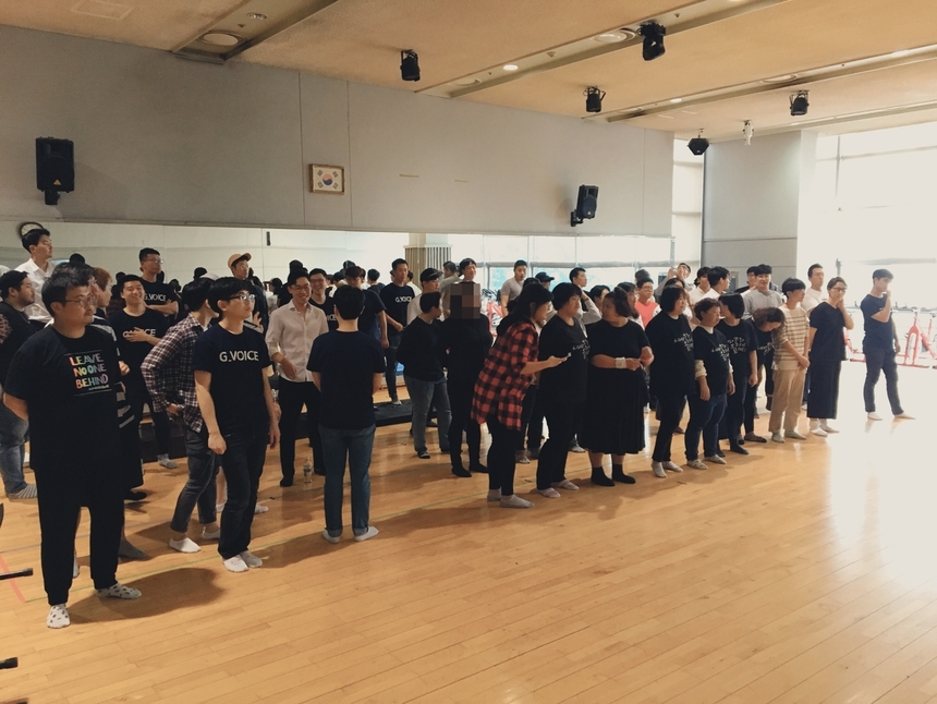 다양한 사회 소수자들로 구성된 지보이스·아는언니들·일곱빛깔무지개·지구인의노래 소속 합창단원들이 13일 공연을 앞두고 연습에 매진하고 있다. 지보이스 제공