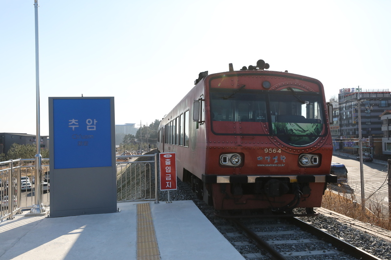 추암역으로 들어오는 바다열차. 사진 박준규 제공