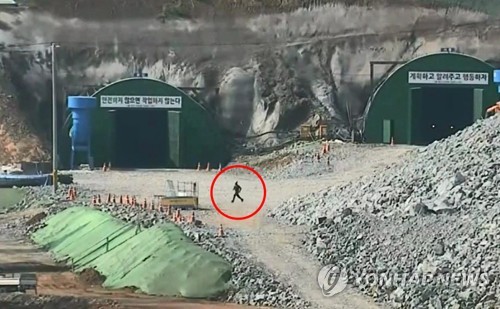 9일 오전 경기 고양경찰서는 고양 저유소 화재사건에 대해 수사결과를 발표했다. 전날 경찰은 고양 저유소 화재사건과 관련해 중실화 혐의로 스리랑카인 A(27)씨를 긴급체포해 조사하고 있다. 사진은 경찰이 공개한 CCTV에서 A씨가 저유소 쪽으로 날아가는 풍등을 향해 달려가는 모습. 고양경찰서 제공