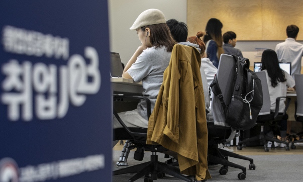 정부, 고용부진 개선없자 “공공기관, 단기 일자리 만들라”    