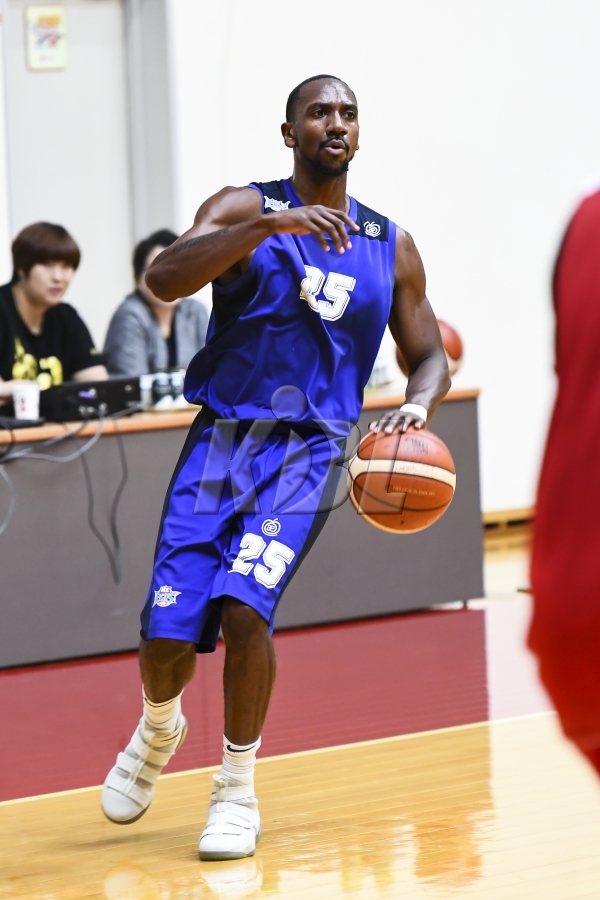 전주 케이씨씨가 영입한 엔비에이 출신 단신 가드 마퀴스 티그. KBL 제공