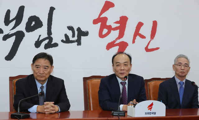 자유한국당 조직강화특별위원회 외부위원인 강성주, 전원책, 이진곤 위원이 11일 오후 국회에서 기자간담회를 하고 있다. 강창광 기자 chang@hani.co.kr