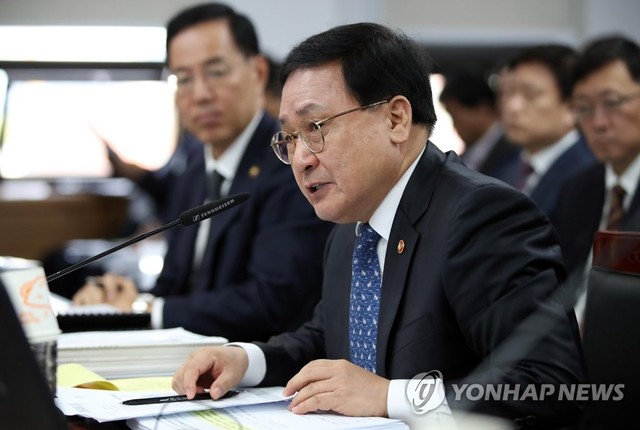 국내외 인터넷기업 역차별 시비가 불거진 데 대해 유영민 과학기술정보통신부 장관이 범정부 차원의 실태 조사를 벌이겠다는 뜻을 밝혔다. 지난 10일 경기도 정부과천청사에서 열린 과학기술정보통신부 국정감사에서 의원들의 질문에 답하고 있는 유 장관. <연합뉴스>