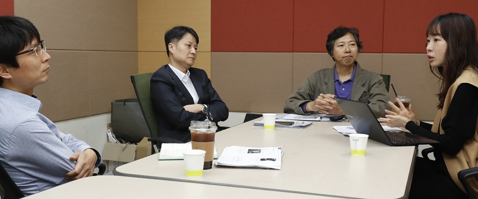 타칭 ‘이명박 추적 전문기자’, 자칭 ‘이명박과 악연’이었던 <한겨레>의 조현 종교전문기자, 김태규 기자, 서영지 기자가 10월9일 한자리에 모였다. 