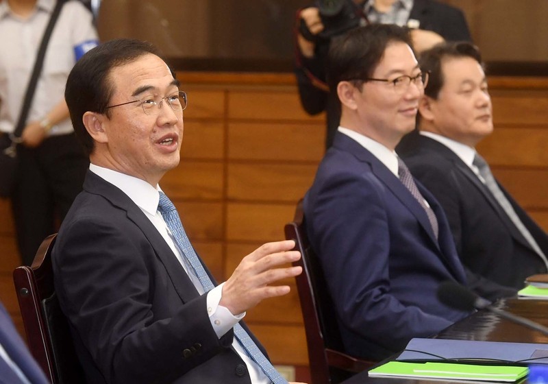 8월13일 판문점 통일각에서 열린 고위급회담 당시 조명균 남쪽 수석대표(맨 왼쪽)가 발언하고 있다. 사진공동취재단