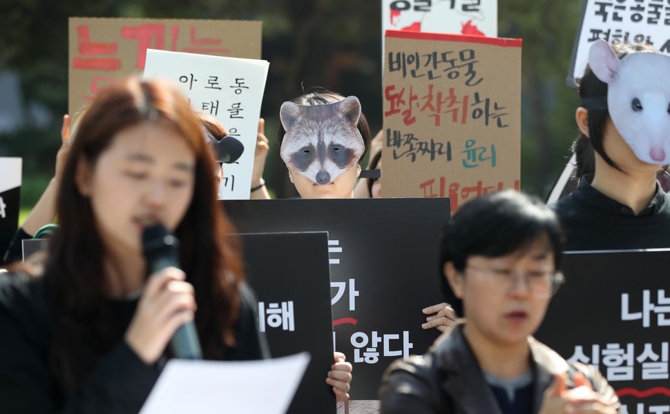 동물가면을 쓴 '동물해방물결' 회원들이 14일 오전 서울 보신각 앞에서 일상화된 동물 착취 및 학대를 고발하며 손팻말을 들고 있다. 박종식 기자 anaki@hani.co.kr