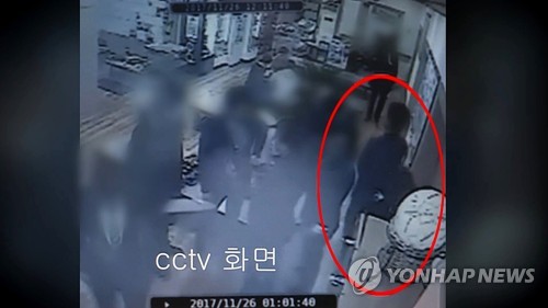 ‘곰탕집 성추행‘ 사건 CCTV 장면[연합뉴스TV 제공]