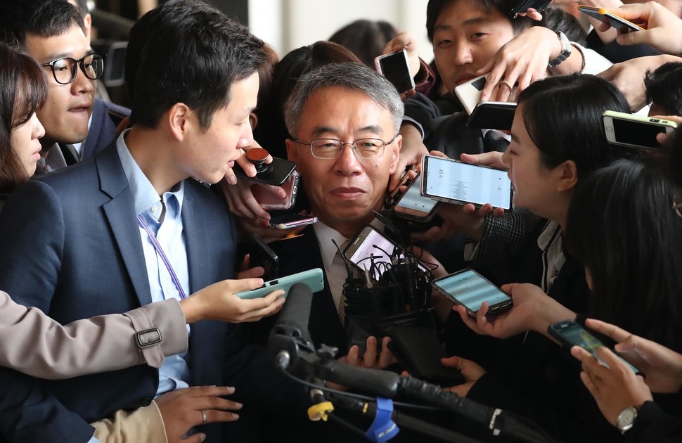 양승태 사법부 시절 사법행정권 남용 의혹의 핵심인물로 꼽히는 임종헌 전 법원행정처 차장이 15일 오전 검찰 조사를 받기 위해 서울 서초동 서울중앙지검에 출석하고 있다. 박종식 기자