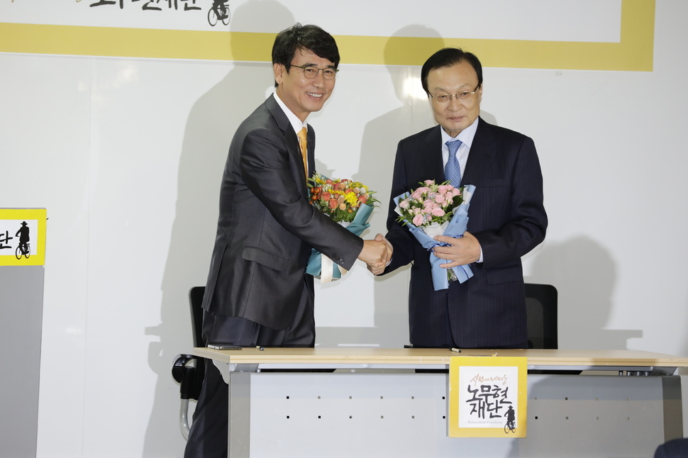 이해찬 더불어민주당 대표(오른쪽)가 15일 오전 서울 마포구 노무현재단 사무실에서 열린 이사장 이·취임식에 후임 이사장인 유시민 전 보건복지부 장관과 악수하고 있다.  김명진 기자