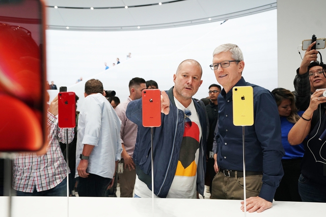 조니 아이브(Jony Ive)와 팀 쿡(Tim Cook)이 iPhone XR 을 확인하고 있다. 애플 제공