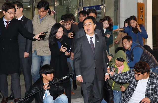 남북고위급회담 남쪽 수석대표인 조명균 통일부 장관이 15일 서울 종로구 남북회담본부에서 회담장인 판문점 평화의 집으로 떠나기에 앞서 기자들의 질문에 답을 하고 있다. 연합뉴스