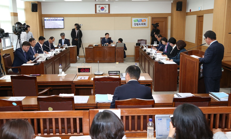 15일 강원도의회 사회문화위원회 소속 도의원들이 강원에프시 특별검사 결과에 대해 질의하고 있다. 강원도의회 제공
