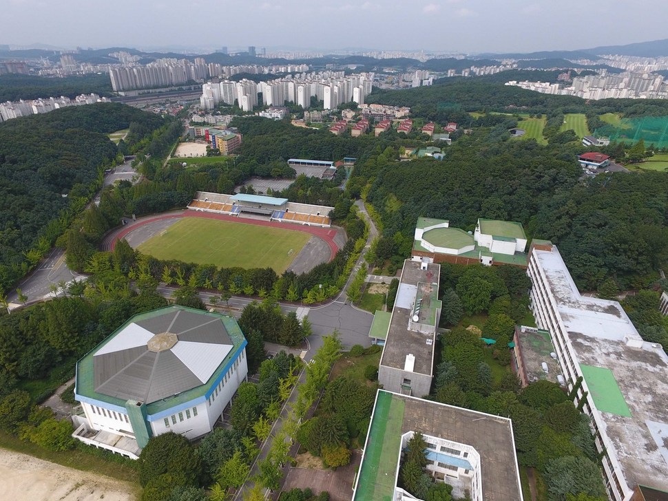 국토부는 올해 안에 한국토지주택공사(LH)가 경찰대와 법무연수원 이전 부지에 6천6백여가구의 아파트 건설을 짓기 위해 제출한 지구계획 승인을 결정할 예정이다. 사진은  옛경찰대 주변 모습. 용인시 제공