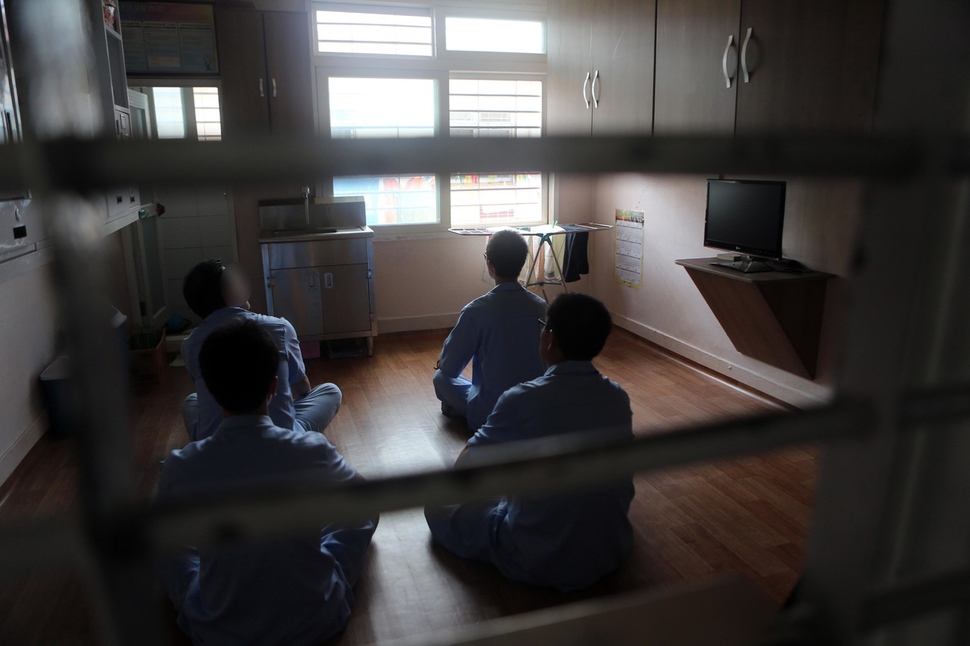 국내 한 교도소 수용동 거실에서 재소자들이 앉아 생활하고 있는 모습. 연합뉴스
