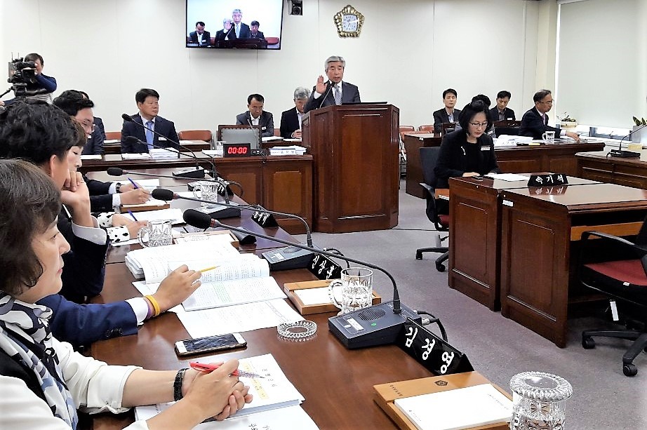 윤치원 경남문화예술진흥원장 후보가 16일 경남도의회 인사검증에 앞서 검증위원들 앞에서 선서하고 있다.
