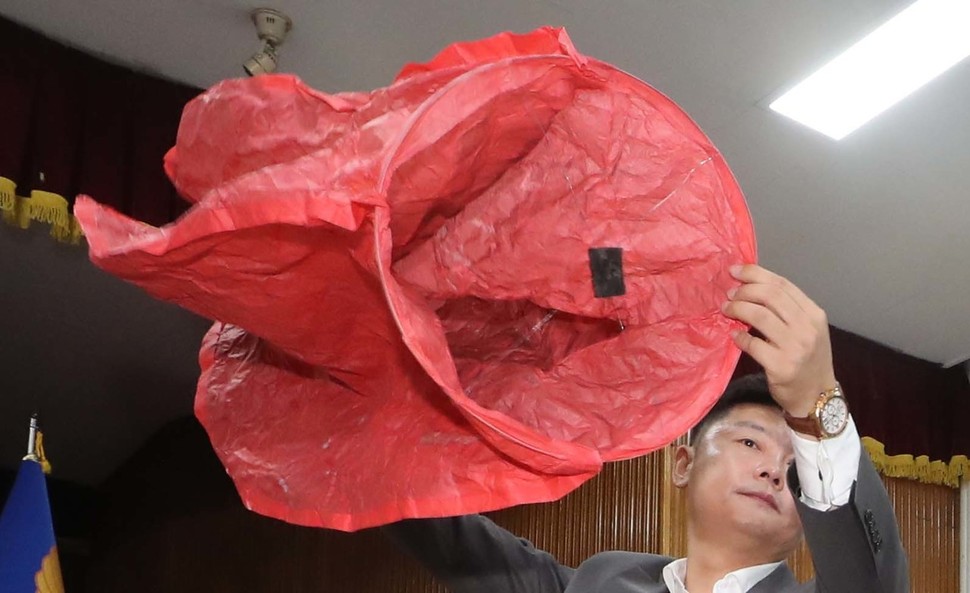 9일 오전 경기 고양경찰서에서 경찰 관계자가 고양 저유소 화재사건과 관련된 풍등과 동일한 제품을 공개하고 있다.  연합뉴스