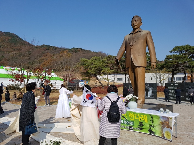 지난해 11월14일 경북 구미시 상모동 박정희 전 대통령 생가 주변에서 열린 탄신제에서 사람들이 박 전 대통령 동상 앞에 생일상을 준비하고 있다. 김일우 기자 cooly@hani.co.kr