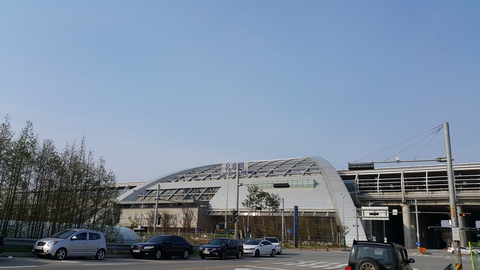 KTX 오송역. 세종시 관문역으로 들어서 한해 800만명이 이용하는 중핵 역으로 성장했지만 세종시 등의 세종역 추진에 긴장하고 있다.충북도 제공