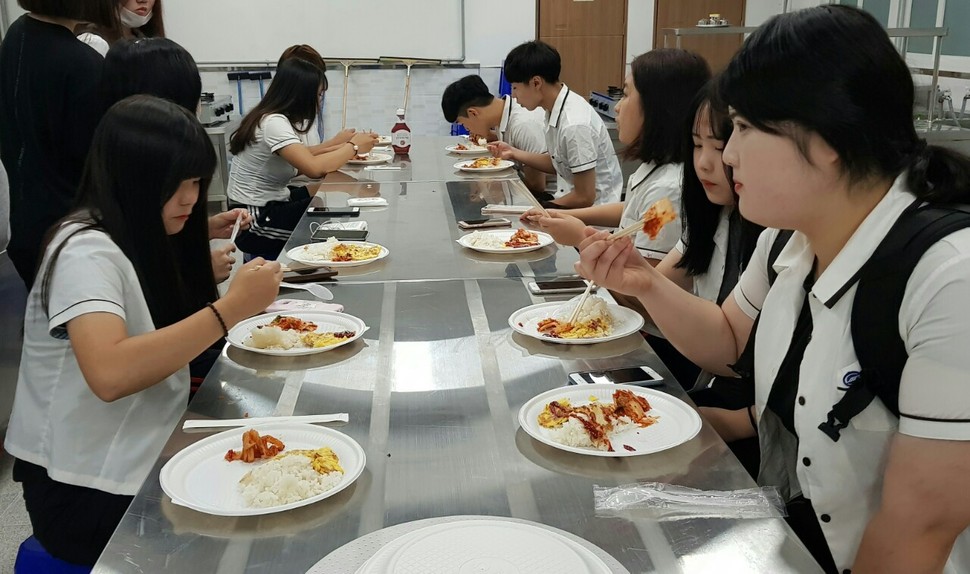 부산 영산고 조리실에서 학생들이 교사들이 마련한 아침밥을 먹고 있다. 영산고 제공