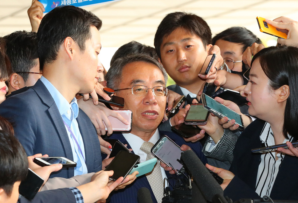 양승태 사법부 시절 사법행정권 남용 의혹의 핵심인물로 꼽히는 임종헌 전 법원행정처 차장이 15일 검찰 조사를 받기 위해 서울 서초구 서울중앙지검에 출석하며 취재진 질문에 답하고 있다. 2012년부터 행정처 기획조정실장과 차장을 연이어 지내며 법원행정처 주요 실무를 총괄한 임 전 차장은 수사 초기부터 이번 사건의 의혹을 풀 핵심인물로 지목됐다. 2018.10.15  연합뉴스