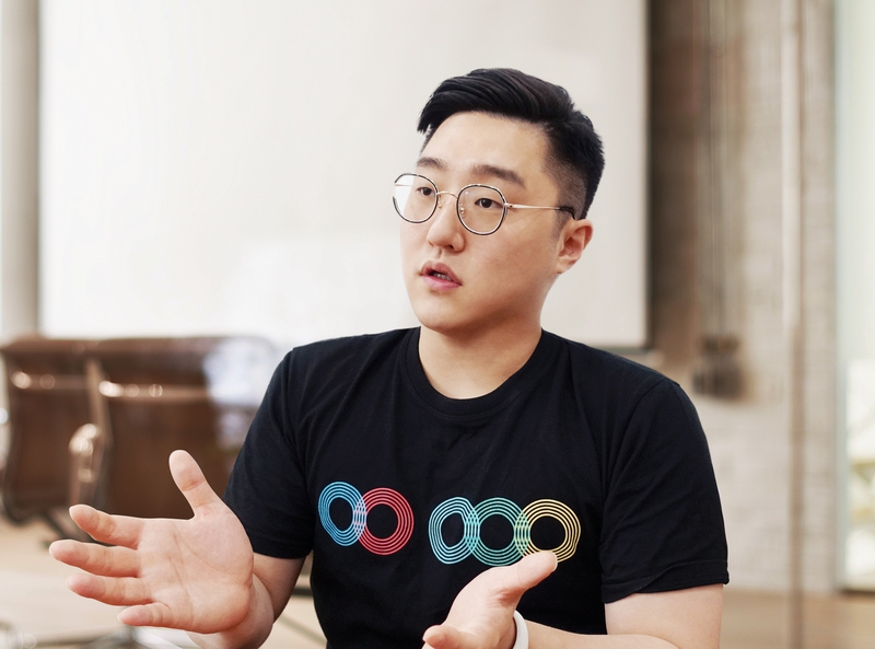 이준호 지냄 대표가 지난 8일 서울 역삼동 지냄 사무실에서 블록체인 기반 여행예약 플랫폼 ‘디스커버엑스’에 대해 설명하고 있다. 지냄 제공