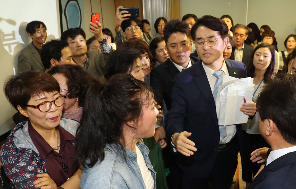 5일 오후 국회 의원회관에서 더불어민주당 박용진 의원 주최로 열린 ‘유치원 비리 근절을 위한 정책 토론회: 사립 유치원 회계부정 사례를 중심으로’에서 박 의원이 토론회 개최를 반대하는 한국유치원총연합회 회원들과 이야기하고 있다. 연합뉴스