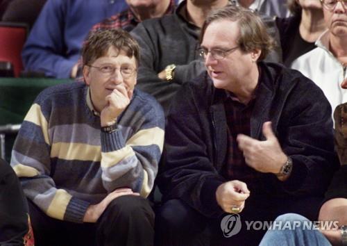NBA 경기장의 빌 게이츠와 폴 앨런.