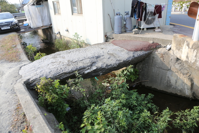 비인초등학교 앞 ‘독다리’(청석교). 옛 장터 앞의 다리다.