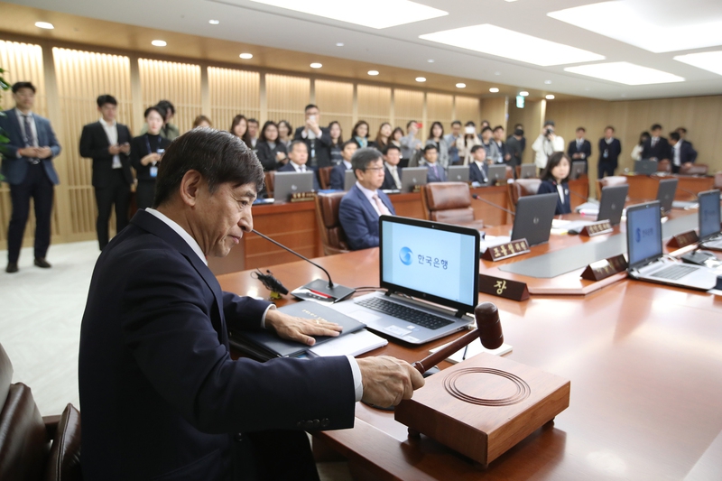 이주열 한국은행 총재가 18일 오전 서울 중구 세종대로 한은 본관에서 열린 금융통화위원회 통화정책방향 결정회의를 주재하고 있다. 금통위는 이날 기준금리를 현 1.5% 수준에서 동결했다. 한국은행 제공