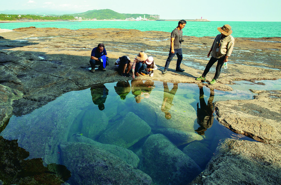 7일 관광객들이 용머리 해안을 둘러보고 있다.