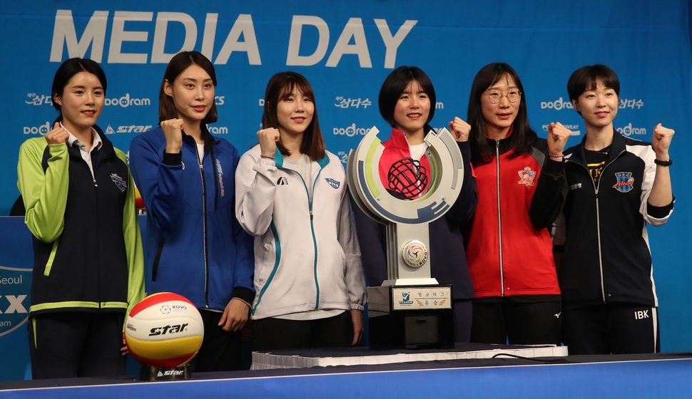 현대건설 이다영(왼쪽부터), 한국도로공사 배유나, 지에스(GS)칼텍스 이소영, 흥국생명 이재영, 케이지시(KGC)인삼공사 한수지, 아이비케이(IBK)기업은행 백목화가 18일 오후 서울 강남구 청담동 리베라호텔에서 열린 2018~2019 프로배구 V리그 여자부 미디어 데이에서 선전을 다짐하고 있다. 연합뉴스