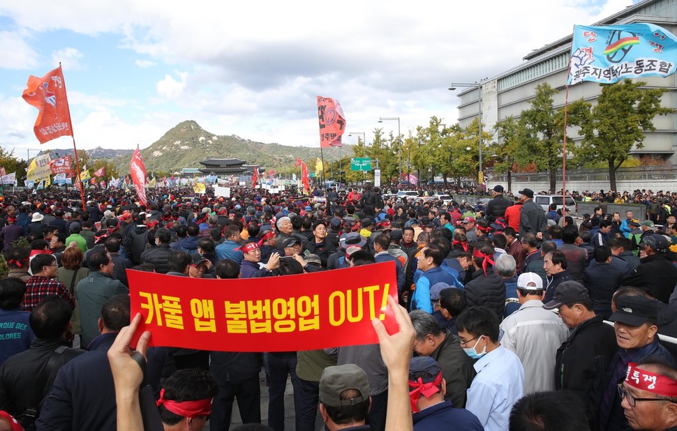 카카오의 카풀 서비스에 반대하는 전국 택시 산업 종사자들이 18일 서울 광화문광장에서 열린 '택시 생존권 사수 결의대회'에서 구호를 외치며 집회를 열고 있다. 김봉규 선임기자 bong9@hani.co.kr