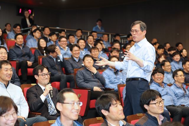 한수원 정재훈 사장이 취임한 지난 4월5일 경주 본사에서 무선마이크를 착용하고 토크콘서트 형식으로 취임 행사를 하는 모습. 한수원 제공