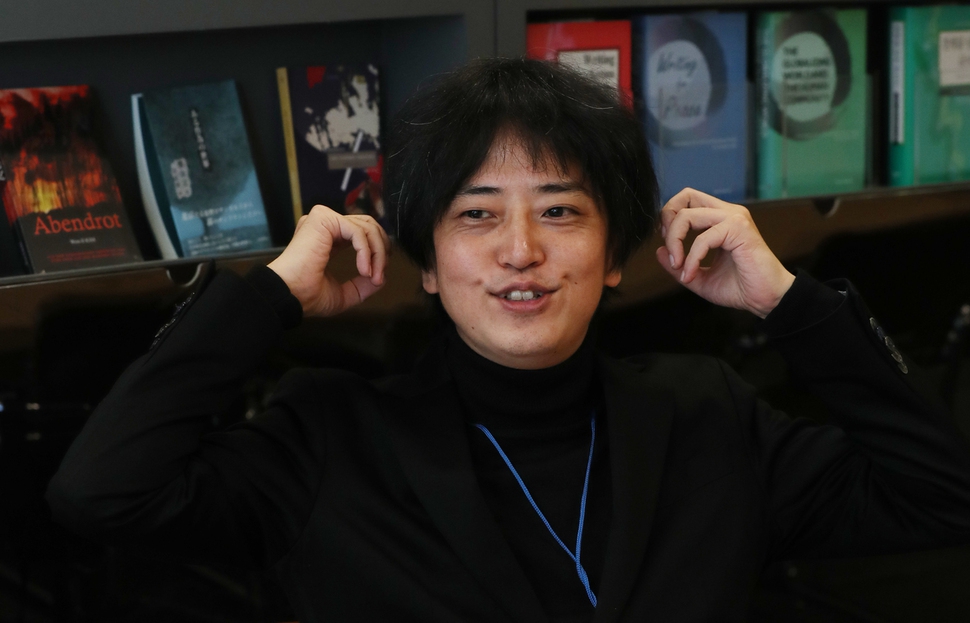 일본 소설가 나카무라 후미노리가 17일 오후 서울 광화문 대산문화재단 사무실에서 한국 소설가 장강명과의 대담서 이야기를 하고 있다. 백소아 기자 thanks@hani.co.kr