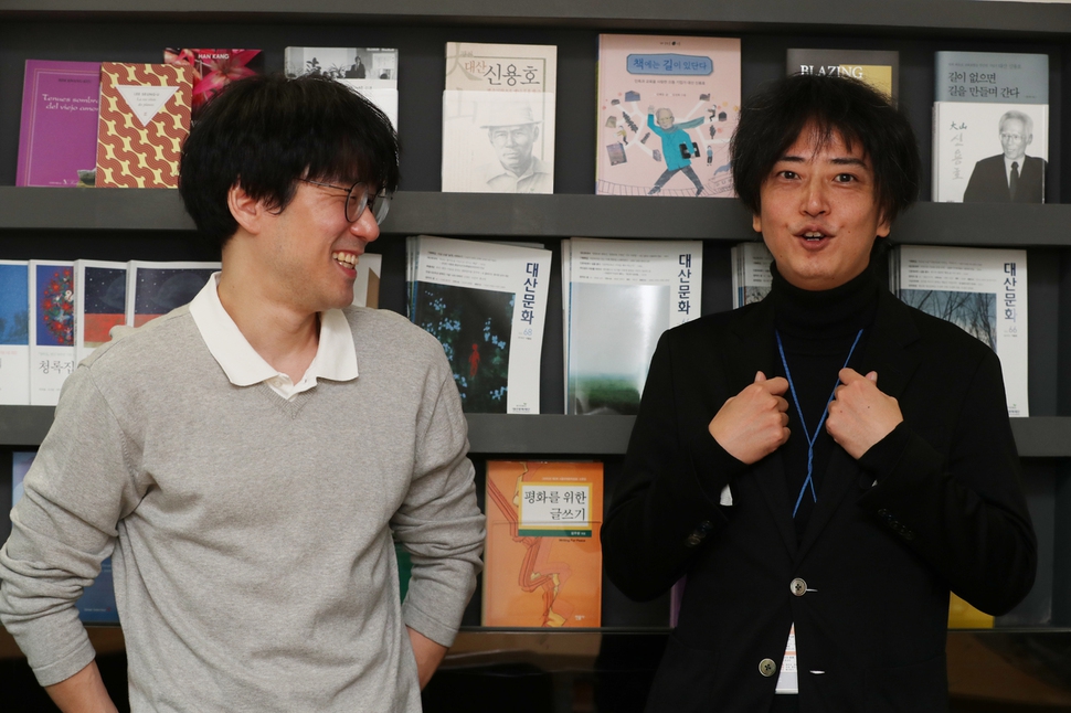 한국 소설가 장강명(왼쪽)과 일본 소설가 나카무라 후미노리가 17일 오후 서울 광화문 대산문화재단 사무실에서 대담에 앞서 이야기를 나누고 있다. 백소아 기자 thanks@hani.co.kr